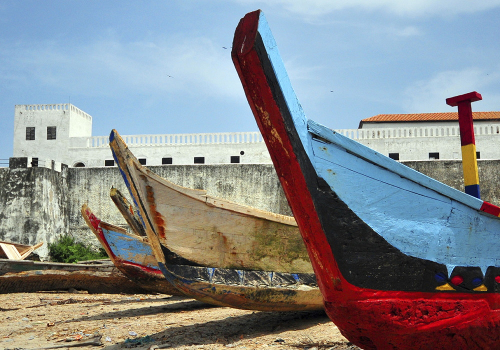 Elmina, Ghana: Elmina Castle, an old Portuguese fortress - fishing boats prows and the beach - S„o Jorge da Mina castle, Feitoria da Mina, Portuguese Gold Coast - Unesco world heritage site - photo by M.Torres